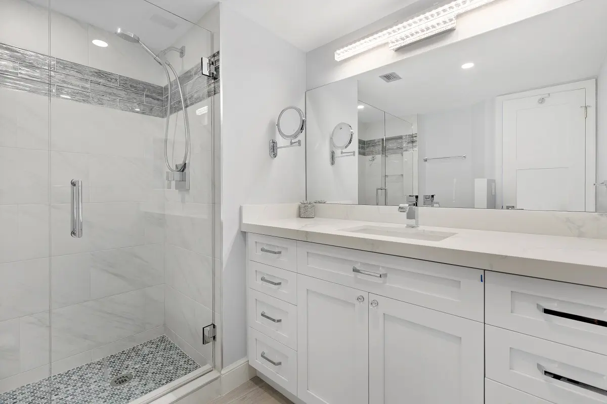 A luxury bathroom in white theme